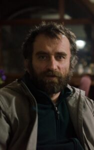 Novosadski umetnik: Crtanjem i slikanjem preboleo sam uspomene na rat, izbeglištvo i kolektivni centar 2 Novosadski umetnik: Crtanjem i slikanjem preboleo sam uspomene na rat, izbeglištvo i kolektivni centar 2