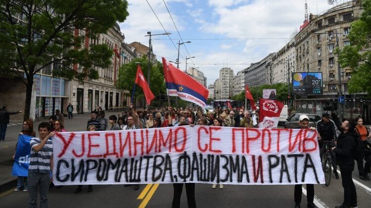 Prvomajski skupovi u Beogradu, protesna šetnja, venci i cveće kao pošta Dimitriju Tucoviću 1