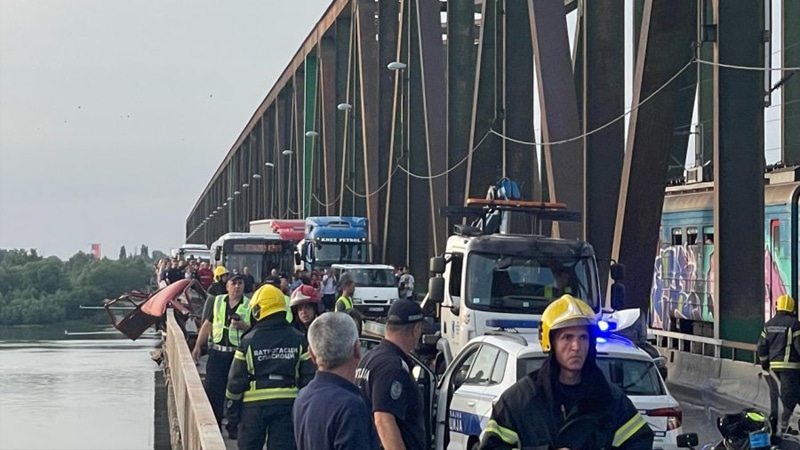 Nesreća na Pančevačkom mostu: Dve osobe poginule pri padu sa mosta (VIDEO,FOTO) 1