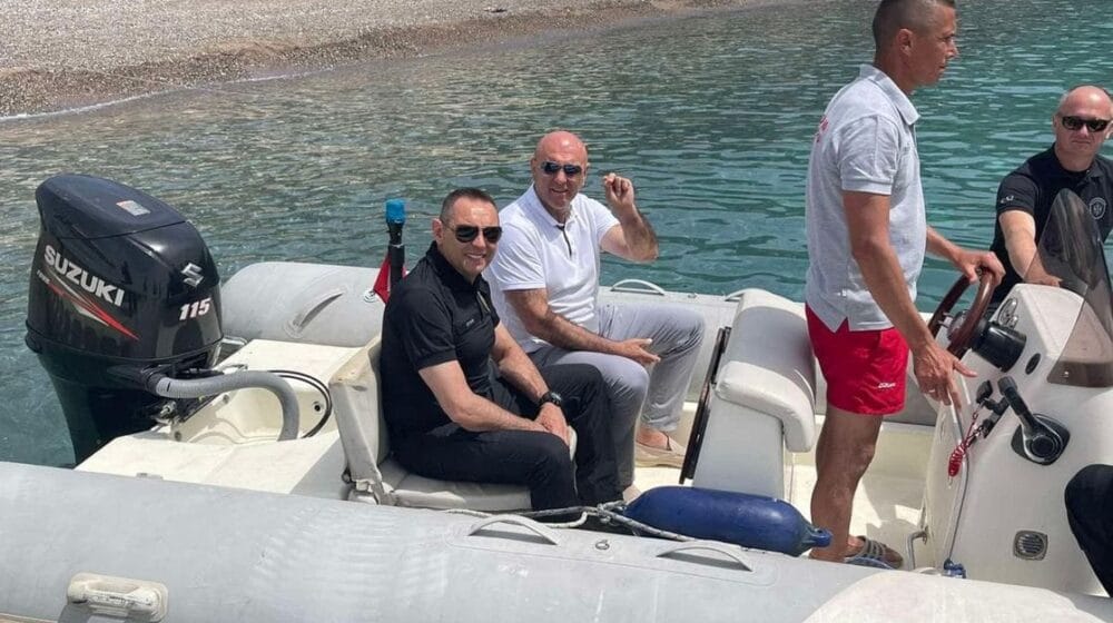 “Da li je Vulin, koga je odavno trebalo proglasiti nepoželjnim u Crnoj Gori, platio boravišnu taksu? “ 1