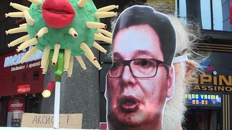 Satirična inauguracija u Nišu: Izloženi simboli Vučićevog predsednikovanja 1