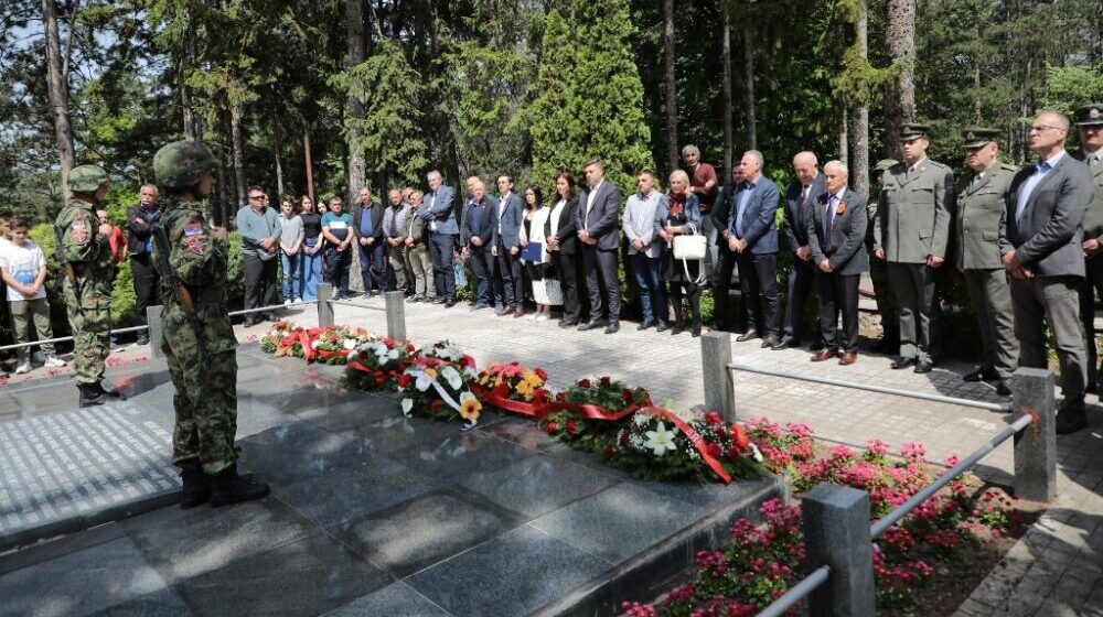 Povodom Dana pobede položeni venci na Partizanskom groblju 1