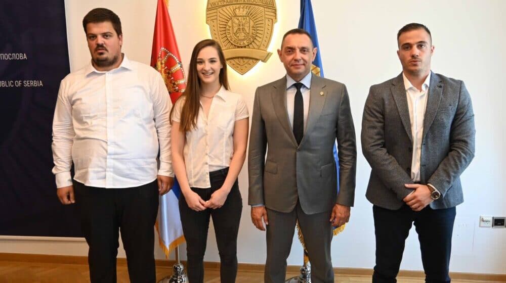 Vulin dobio plaketu od Studentskog parlamenta UB za podršku organizaciji Medicinijade 1