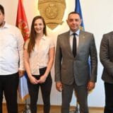 Vulin dobio plaketu od Studentskog parlamenta UB za podršku organizaciji Medicinijade 5