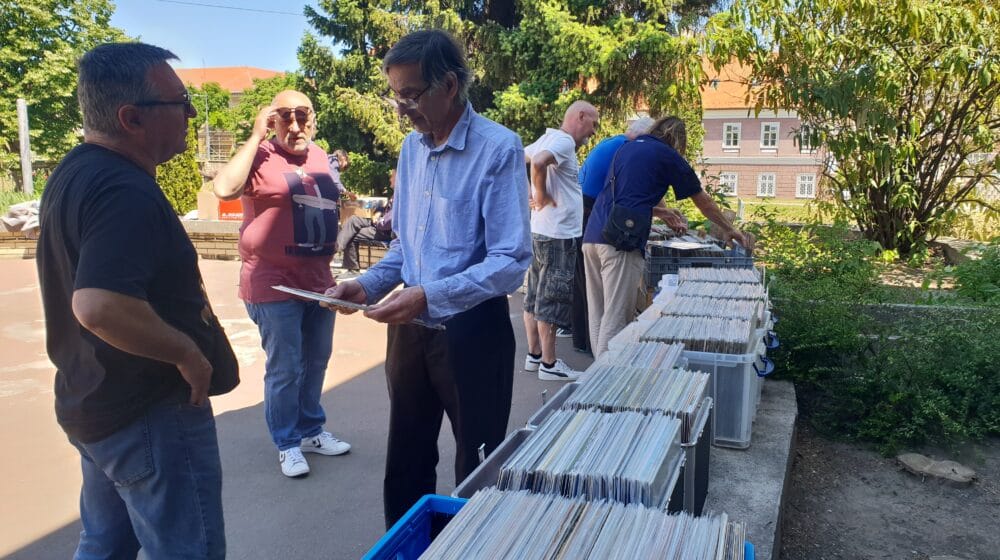 "Ko se malo razume zna da je zvuk sa gramofonske ploče nešto najbolje": Berza ploča u Zrenjaninu okuplja zaljubljenike u vinil i dobru muziku 1