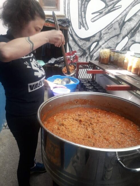 "Gladnih usta u Novom Sadu je sve više i više": Grupa humanih Novosađana već dve godine kuva za one koji nemaju 5