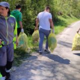 Đaci u Mačkatu prikupili preko 60 džakova otpada bačenog iz automobila 2