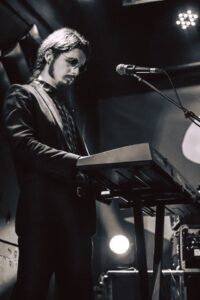 Izložba radova koji stilizovano predstavljaju trulež društva 8