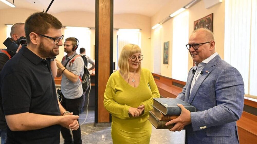 Goran Vesić donirao knjige Biblioteci grada Beograda 1