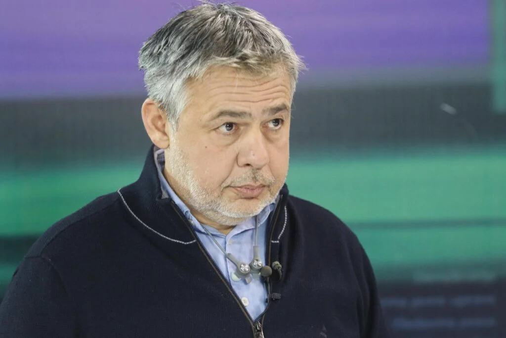 Novinar Vremena izvodi šest zaključaka iz noćašnjeg sukoba SNS batinaša i policije sa demonstrantima 2 Novinar Vremena izvodi šest zaključaka iz noćašnjeg sukoba SNS batinaša i policije sa demonstrantima 2