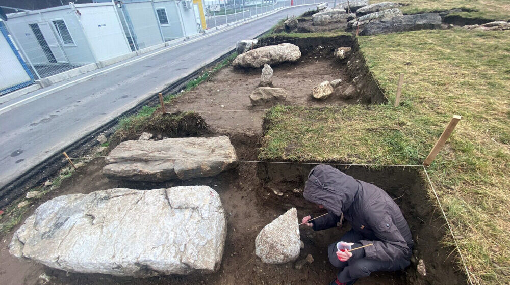 Arheolozi ispituju srednjovekovno groblje, otkriveno u Gostunu, na granici između Srbije i Crne Gore (FOTO) 1