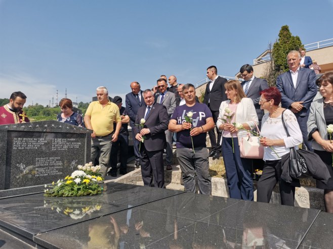 Sećanje na 12 banjalučkih beba: Služen parastos i položeni venci (FOTO) 1