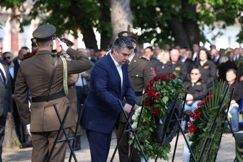 Okučani: Venci, sveće i zahvalnost državnog vrha Hrvatske poginulim u Bljesku 12