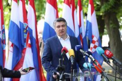 Okučani: Venci, sveće i zahvalnost državnog vrha Hrvatske poginulim u Bljesku 11
