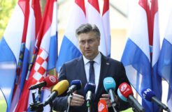 OBELEZENA 27. GODISNJICA VOJNO-POLICIJSKE OPERACIJE "BLJESAK" Okučani: Venci, sveće i zahvalnost državnog vrha Hrvatske poginulim u Bljesku 10