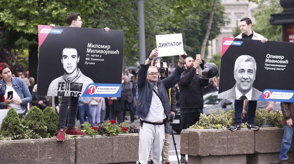 Šarović protestovao ispred zgrade Skupštine: Ne plašim se Vučića, on nema legitimitet 1