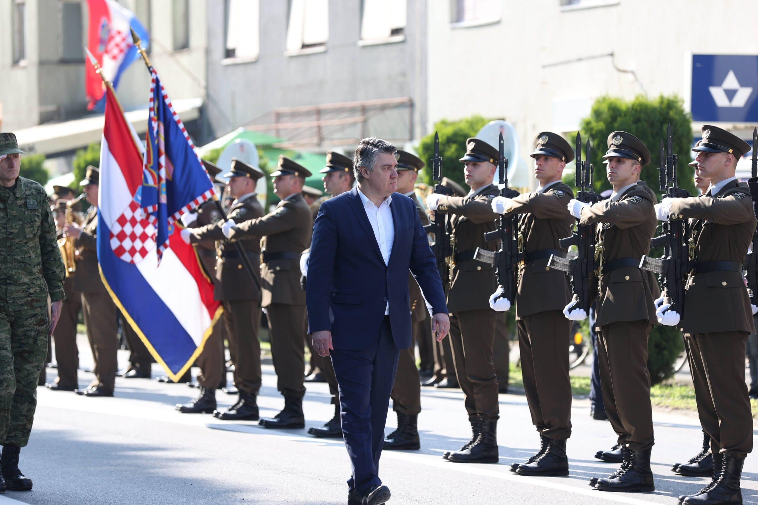 Okučani: Venci, sveće i zahvalnost državnog vrha Hrvatske poginulim u Bljesku 2 Okučani: Venci, sveće i zahvalnost državnog vrha Hrvatske poginulim u Bljesku 2