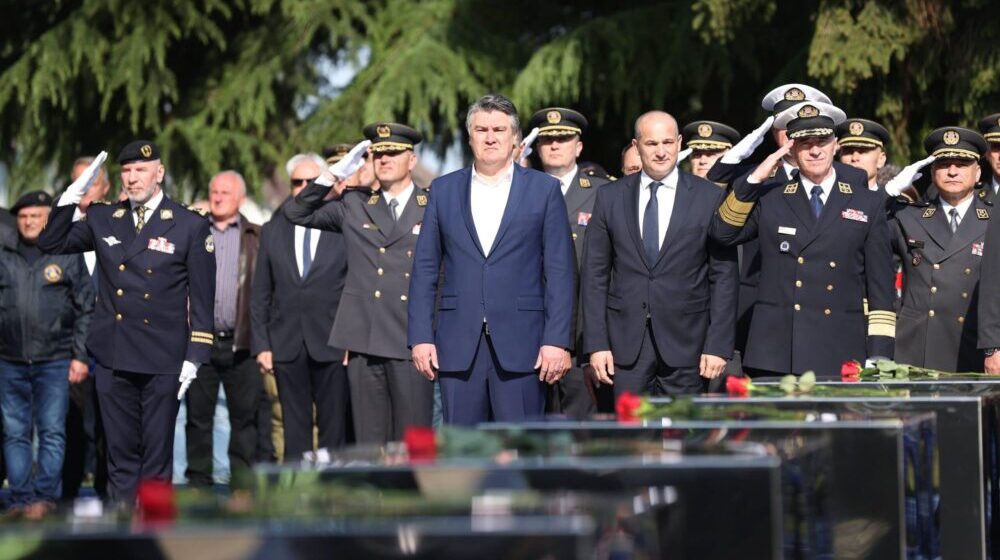 Okučani: Venci, sveće i zahvalnost državnog vrha Hrvatske poginulim u Bljesku 1