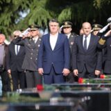 Okučani: Venci, sveće i zahvalnost državnog vrha Hrvatske poginulim u Bljesku 6