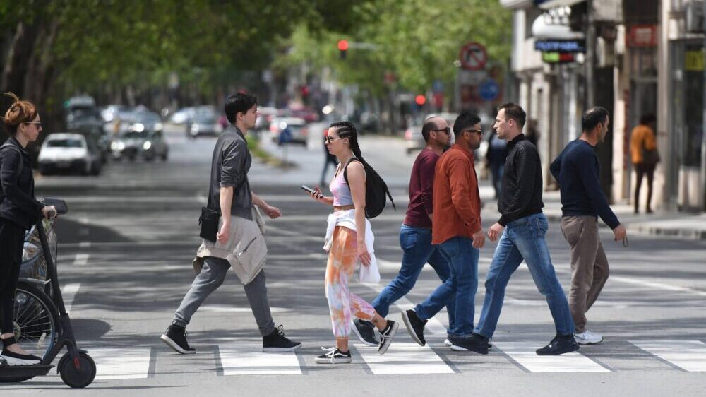 Akutni infarkt i moždani udar kod mlađih ljudi zbog vrućine: U Hitnoj pomoći tek očekuju "opsadno stanje" zbog jednog faktora 2 Akutni infarkt i moždani udar kod mlađih ljudi zbog vrućine: U Hitnoj pomoći tek očekuju "opsadno stanje" zbog jednog faktora 2