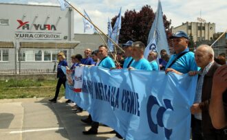 PRVOMAJSKI PROTEST ISPRED FABRIKE JURA Sindikalisti iz cele Srbije na protestu u Leskovcu poručili da neće više da ćute 7