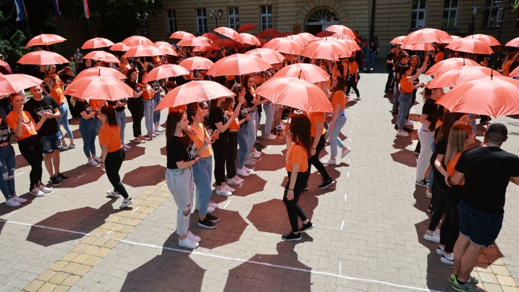 Kikinda: Srednjoškolci 15. put plesali na „Maturantskoj paradi” 2 Kikinda: Srednjoškolci 15. put plesali na „Maturantskoj paradi” 2