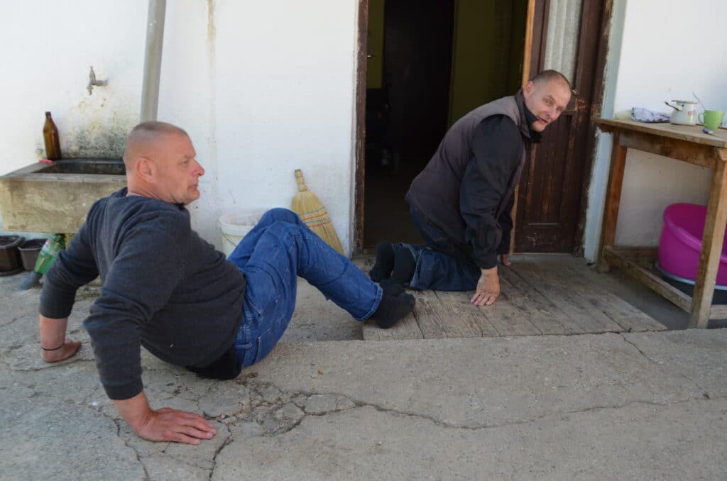 "Sve nam fali, roditelji nam umrli, snalazimo se": Tri brata iz Vranja od rođenja su u kolicima jer boluju od cerebralne paralize 2 "Sve nam fali, roditelji nam umrli, snalazimo se": Tri brata iz Vranja od rođenja su u kolicima jer boluju od cerebralne paralize 2