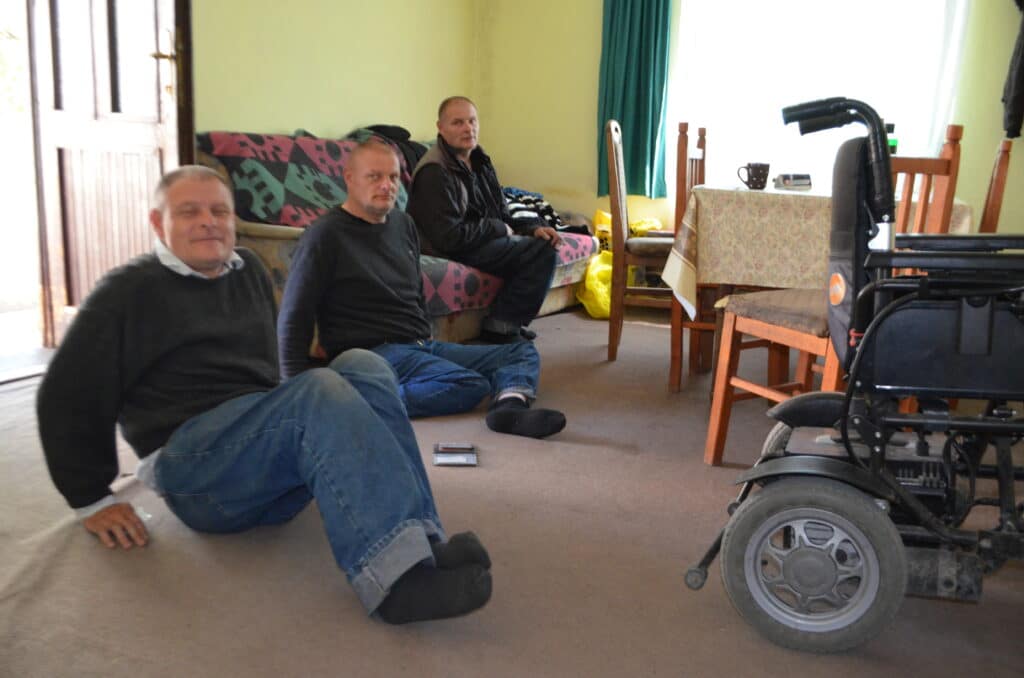 "Sve nam fali, roditelji nam umrli, snalazimo se": Tri brata iz Vranja od rođenja su u kolicima jer boluju od cerebralne paralize 3 "Sve nam fali, roditelji nam umrli, snalazimo se": Tri brata iz Vranja od rođenja su u kolicima jer boluju od cerebralne paralize 3