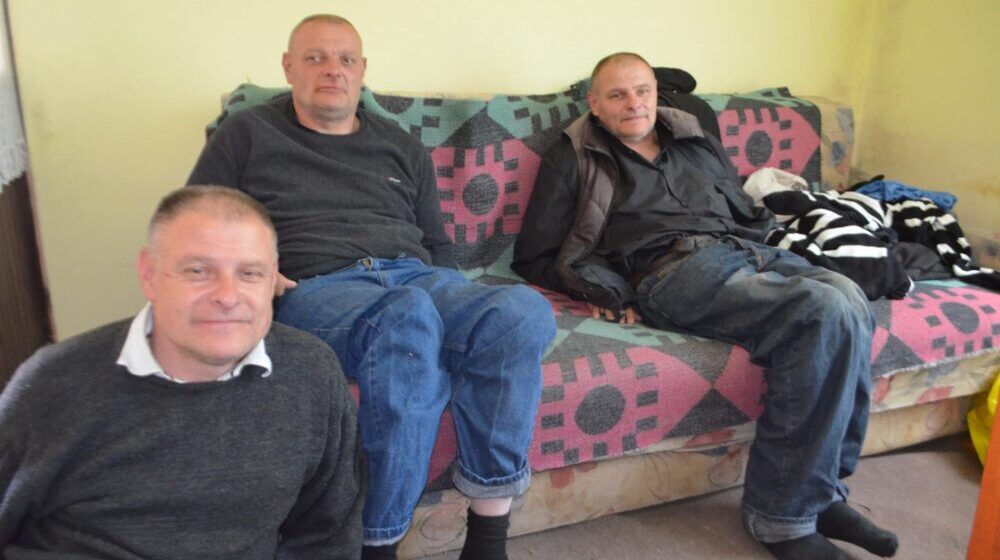 "Sve nam fali, roditelji nam umrli, snalazimo se": Tri brata iz Vranja od rođenja su u kolicima jer boluju od cerebralne paralize 1