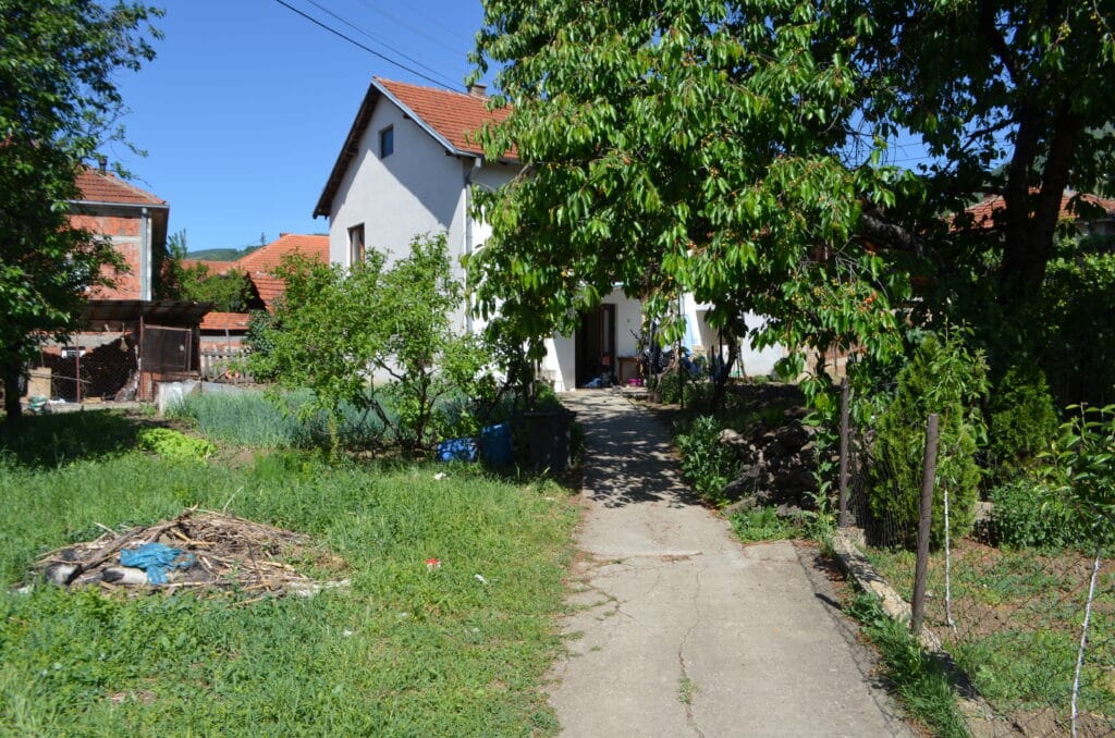 "Sve nam fali, roditelji nam umrli, snalazimo se": Tri brata iz Vranja od rođenja su u kolicima jer boluju od cerebralne paralize 5 "Sve nam fali, roditelji nam umrli, snalazimo se": Tri brata iz Vranja od rođenja su u kolicima jer boluju od cerebralne paralize 5