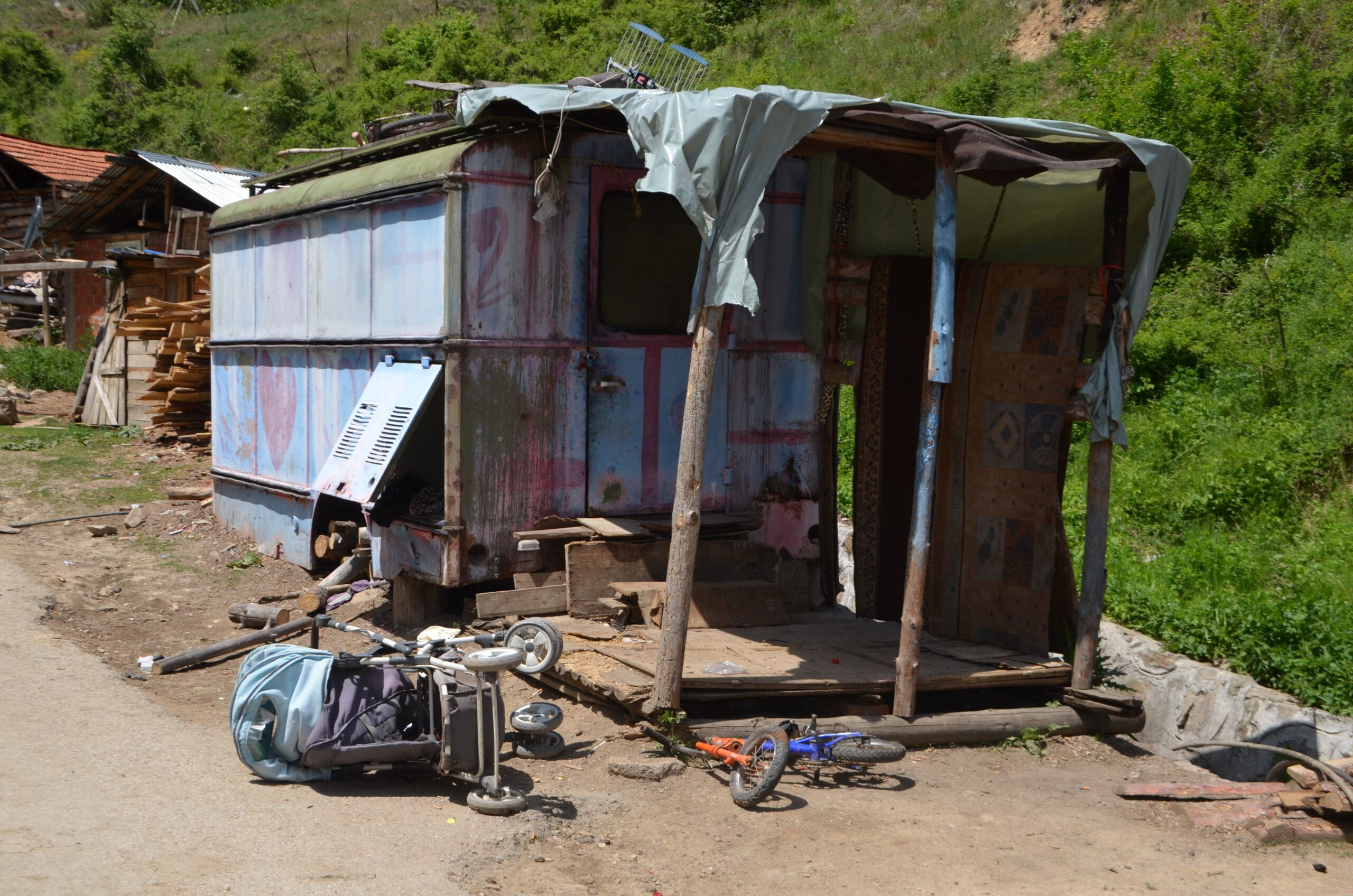 "Da me hoće Gospod pa da umrem, da se ne mučim više": Život u bedi meštana Laloša, nedaleko od Bosilegrada, najvećem getu u Srbiji 4