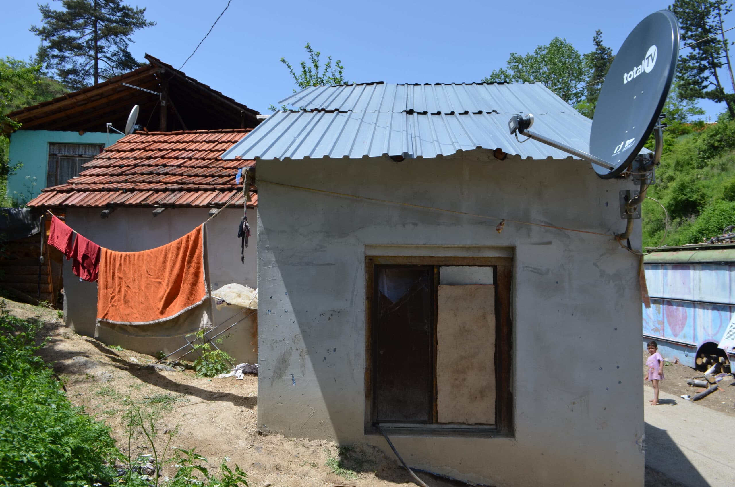 "Da me hoće Gospod pa da umrem, da se ne mučim više": Život u bedi meštana Laloša, nedaleko od Bosilegrada, najvećem getu u Srbiji 7