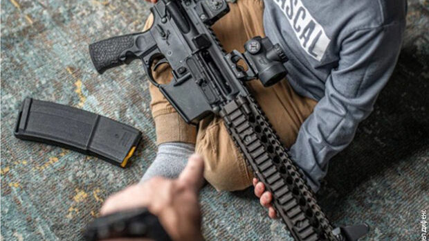 Reklama "Danijel difens-a" na kojoj dete drži pušku osam dana pre masakra u Teksasu: "Obučite dete za ono šta treba da koristi, kada poraste on se od toga neće rastati" 1