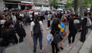 Više od 50 žena vrištalo danas na tri lokacije u Beogradu (FOTO) 9