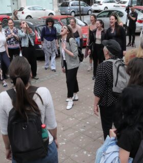 Više od 50 žena vrištalo danas na tri lokacije u Beogradu (FOTO) 8