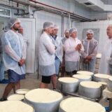 Mlekarsku školu iz Pirota posetila delegacija mladih poljoprivrednika iz Francuske 14