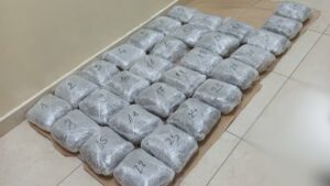 Uhapšen policajac u Prijepolju, osumnjičen da je službenim vozilom prevozio više od 32 kilograma marihuane 2 Uhapšen policajac u Prijepolju, osumnjičen da je službenim vozilom prevozio više od 32 kilograma marihuane 2