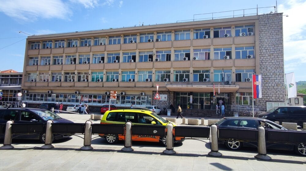 Čelnici Novog Pazara nabavljaju 60.000 litara goriva za službena vozila 1