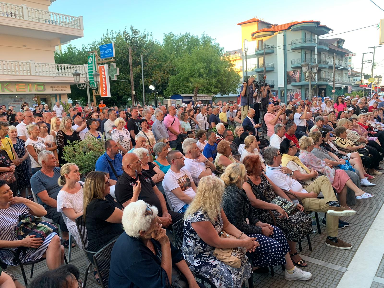 Palma otvorio u Paraliji osmu sezonu rada kancelarije "Jedinstvene Srbije": Na slavu i na more se ide tamo gde vas vole 2 Palma otvorio u Paraliji osmu sezonu rada kancelarije "Jedinstvene Srbije": Na slavu i na more se ide tamo gde vas vole 2