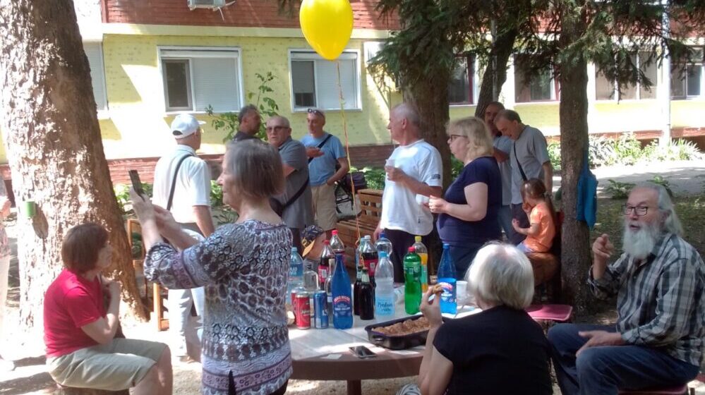 Komšije u Zrenjaninu napravile kutak za druženje i jednu klupu za zaljubljene 1