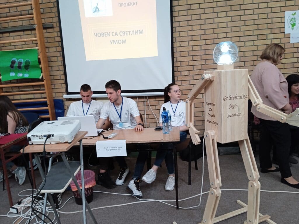 Živa slika, robot koji crta, "mobilni toalet tron", izumi su subotičkih đaka (FOTO) 4