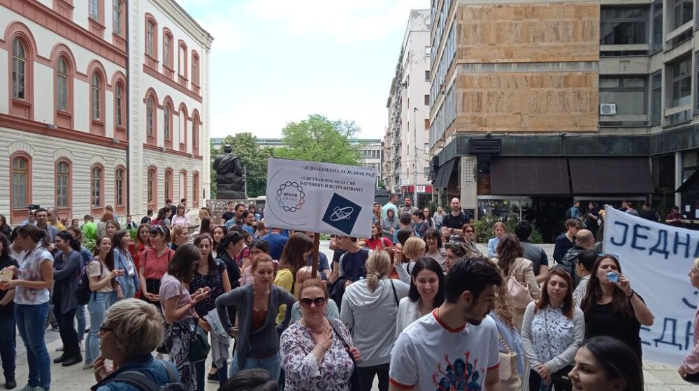 Protest naučnika na Platou ispred Filozofskog fakulteta u Beogradu: Ne pristajemo na otkaze u nauci 1