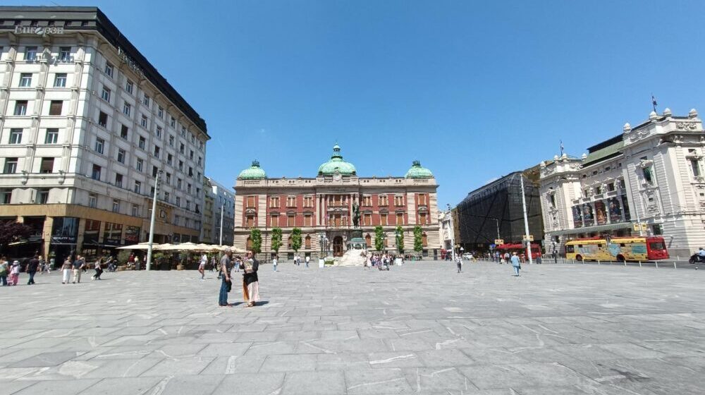 Bina za doček Nove godine oslonjena na spomenik knezu Mihailu, Zavod traži da se ukloni 1