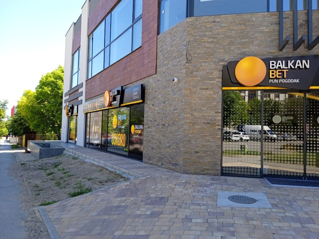 Subotica: Osnovna škola “Sonja Marinković” okružena kladionicama, direktor reagovao 2