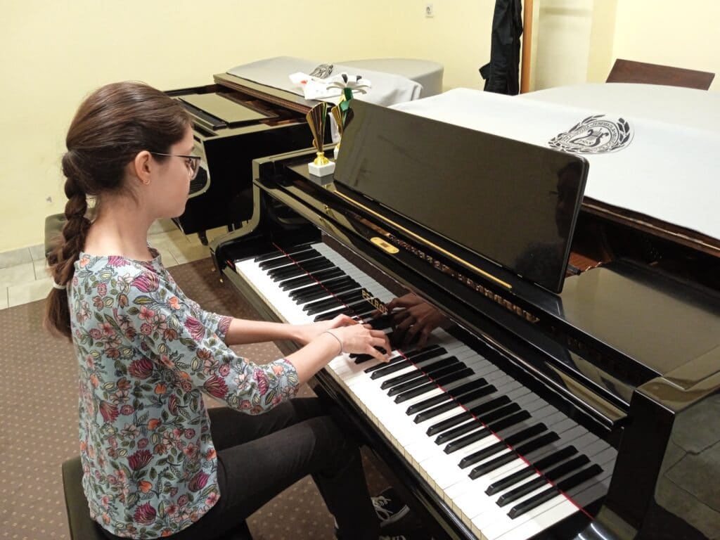 Mlada pijanistkinja iz Subotice niže uspehe na takmičenjima 2