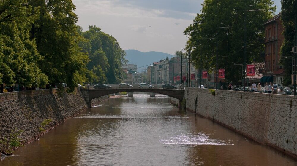 U znak sećanja na ubijenu decu Sarajeva položeno cveće na spomen-obeležje u centru grada 1