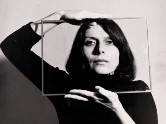 Katalin Ladik, iz serije POEMIM (Serija A) Novi Sad, 1978. © Katalin Ladik _ Ljubaznošću acb Gallery, Budimpešta _ VERBUND kolekcija, Beč Izložba “Feministička avangarda 70-ih. Radovi iz Verbund kolekcije, Beč” u MSUV 2