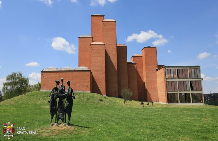 Zamenjene kupole na Muzeju „21. oktobar” u kragujevačkim Šumaricama 1