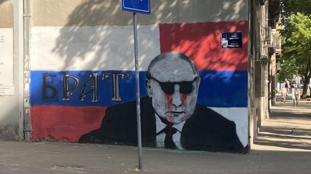 Putin (na muralu) dobio naočare ispod kojih "curi krv" (FOTO) 1