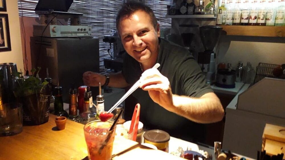 Nenad je obišao pola sveta, pa se vratio u rodni grad da otvori prvi koktel klub na jugu Srbije 2